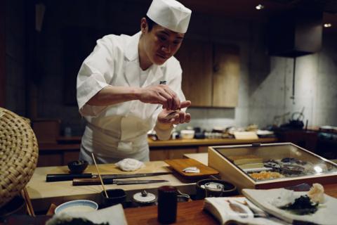 Sushiman qui prépare des sushis